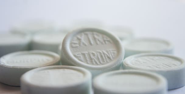 嘴巴破洞白色是什麼?專家解析原因與應對方法